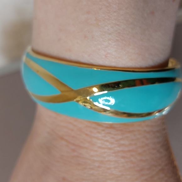 1970's enamel cuff bracelet and earring set - Picture 7 of 7